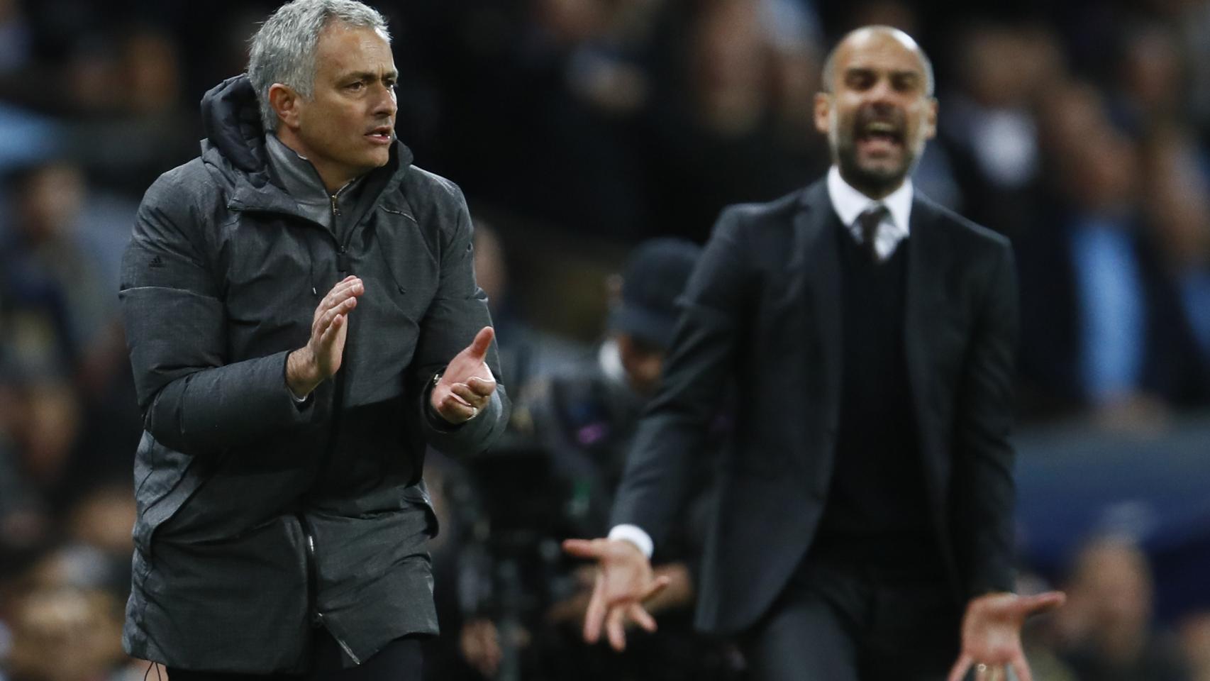 Mourinho y Guardiola, durante el derbi de Manchester.