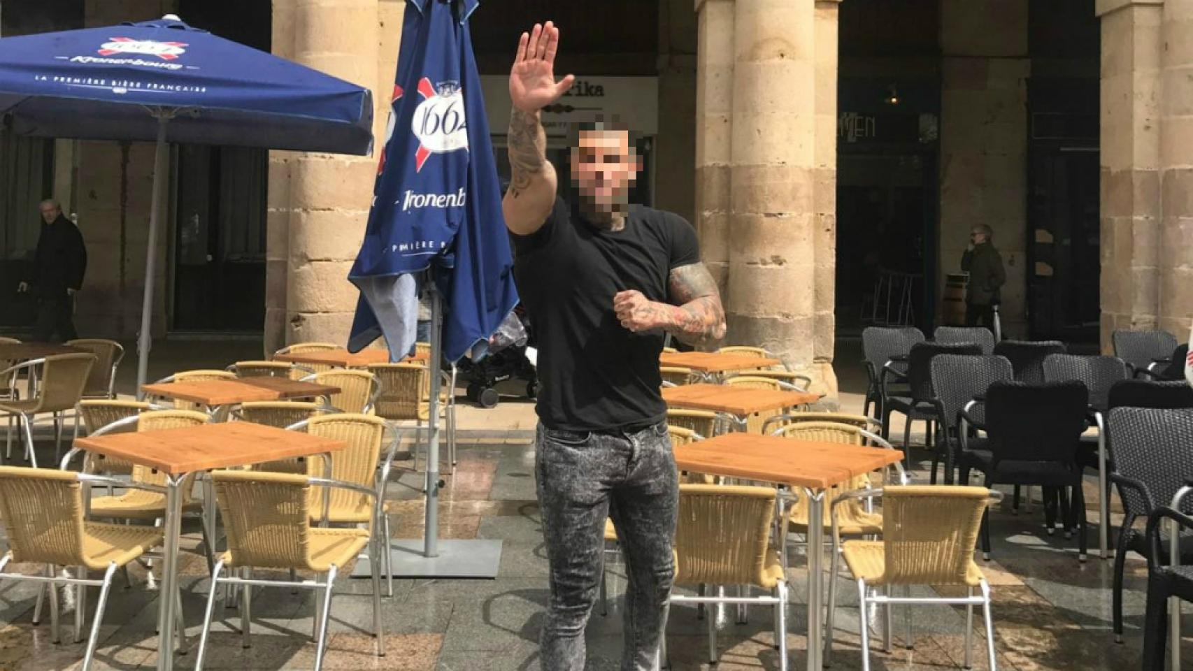 M. H. haciendo el saludo fascista.