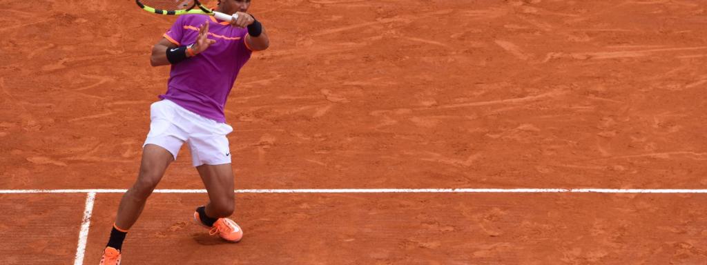 Rafa Nadal golpea una bola.