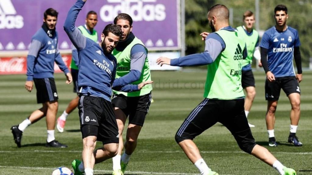 Nacho disputa un balón