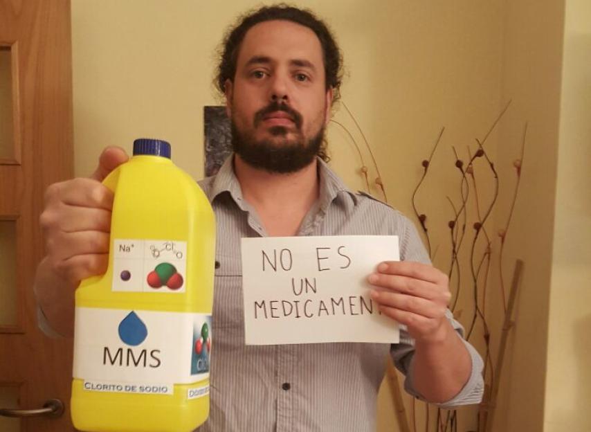 Christian, representando la verdad del MMS: una lejía industrial que no sirve para curar nada. A su madre no le ayudó lo más mínimo.