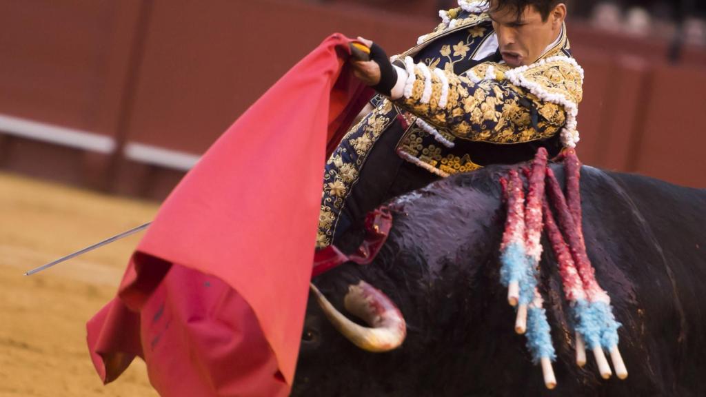 Pase de pecho de José María Manzanares a su primero, al que cortó una oreja