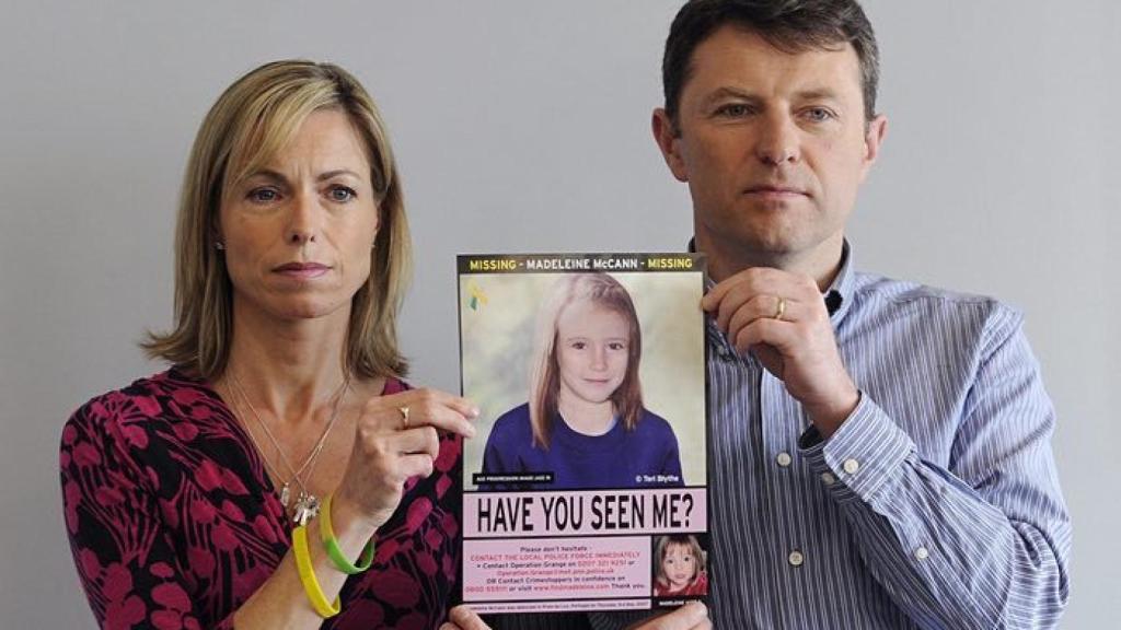 Kate y Gerry McCann junto a una imagen de su pequeña.