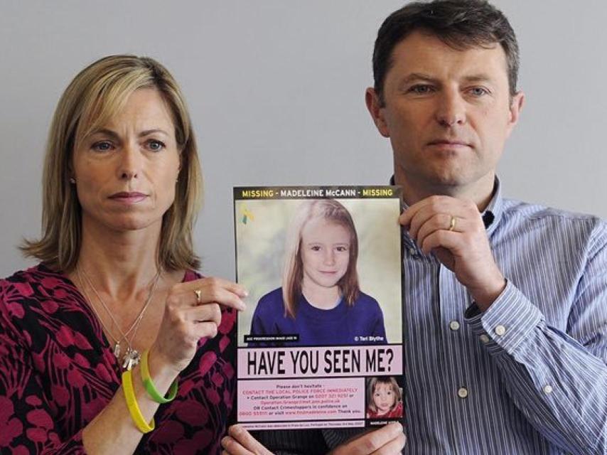 Kate y Gerry McCann junto a una imagen de su pequeña.