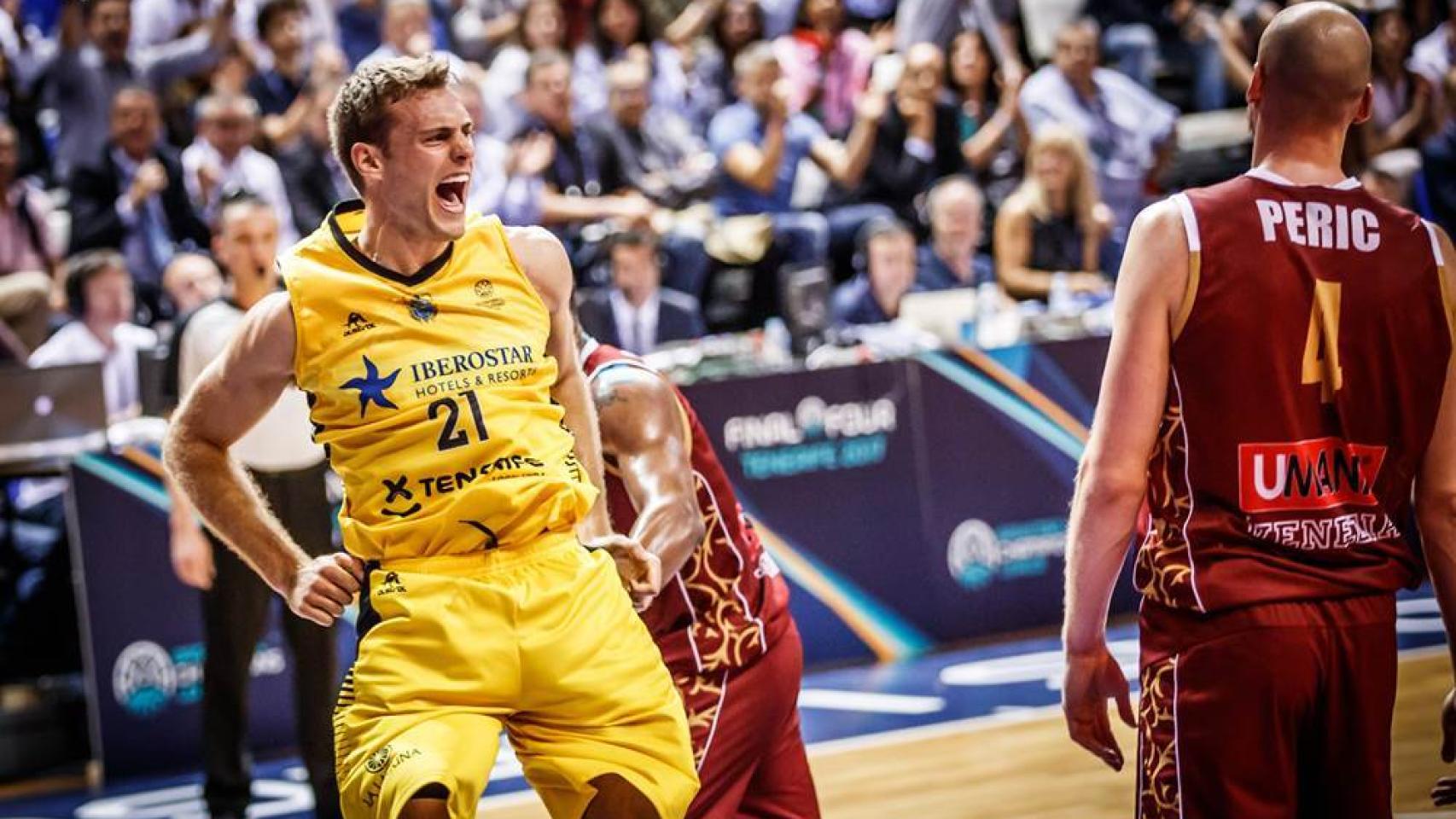 Abromaitis celebra una de sus canastas.