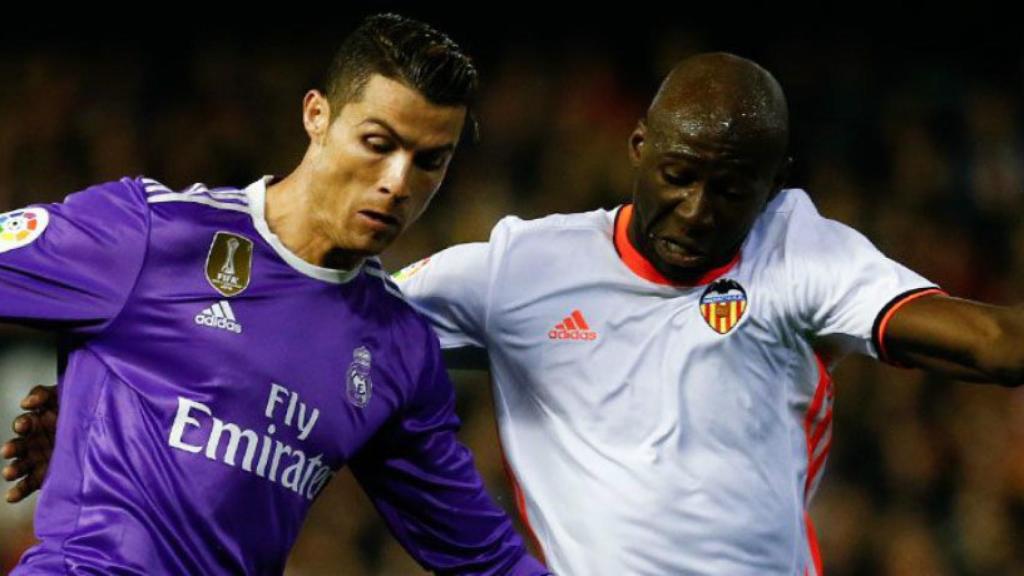 Cristiano pelea con Mangala un balón durante el partido