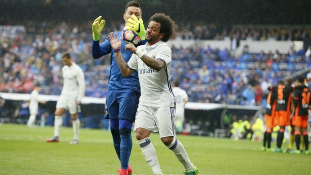 Marcelo con Dani Alves. Fotógrafo: Manu Laya / El Bernabéu