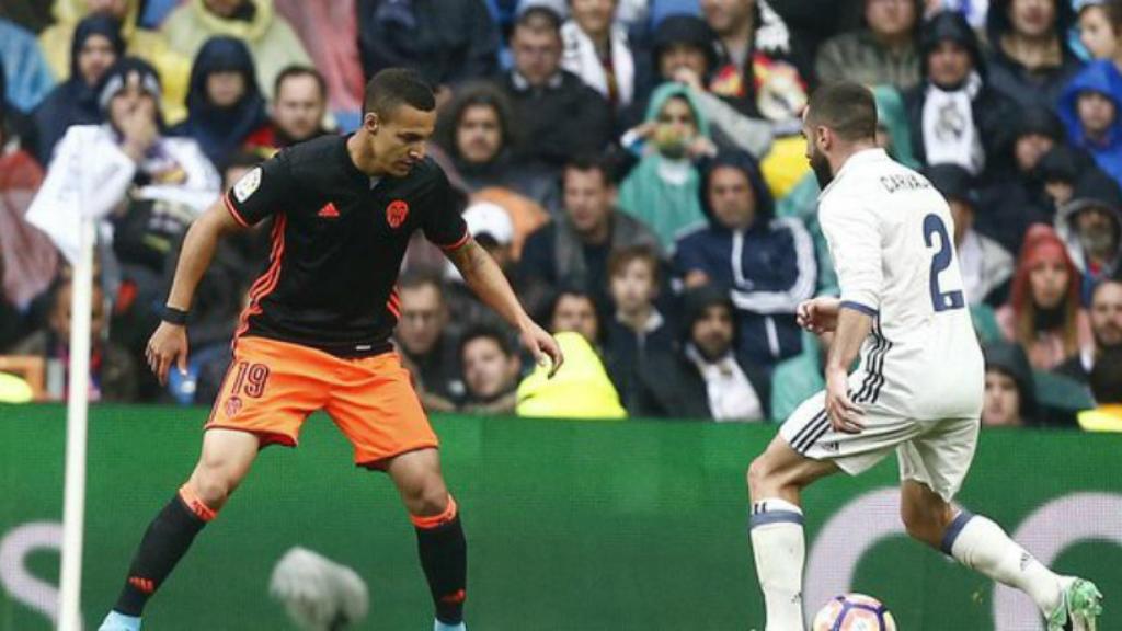 Rodrigo, ante Carvajal. Foto: Twitter (@valenciacf)