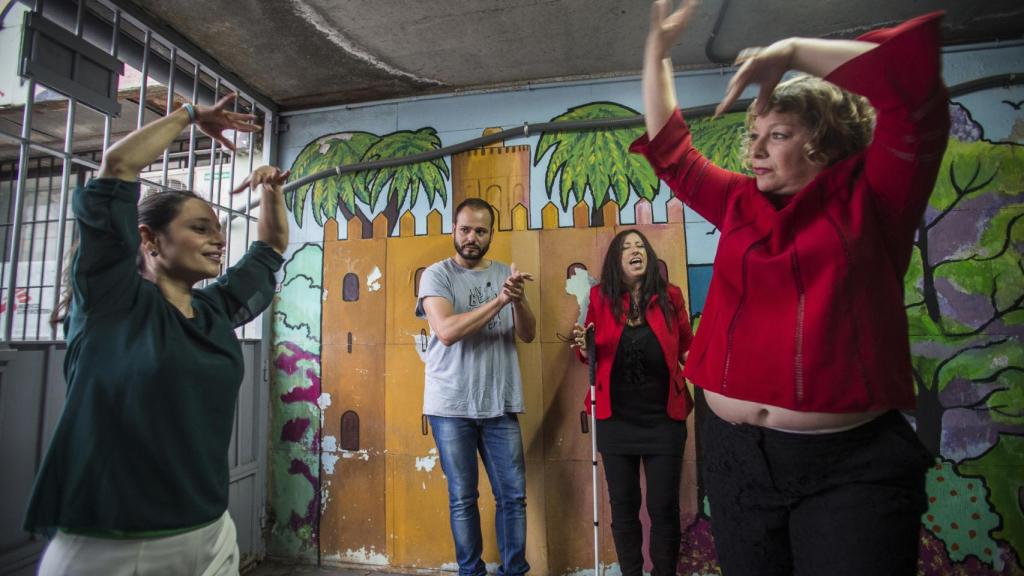 Elena Ibarra (dcha), invidente, bailando una sevillana con su intérprete de lengua de signos Emilia Díaz (izqda), cantada por Montse Estepa, también invidente.