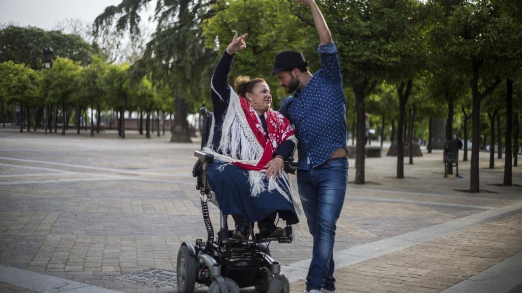 El bailaor e impulsor de flamenco inclusivo josé Galán y su alumna Maricarmen Menacho bailando sevillanas.