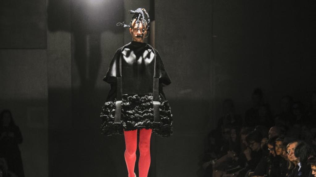 Uno de los diseños de Kawakubo vistos sobre la pasarela de París. | Foto: GTRES.
