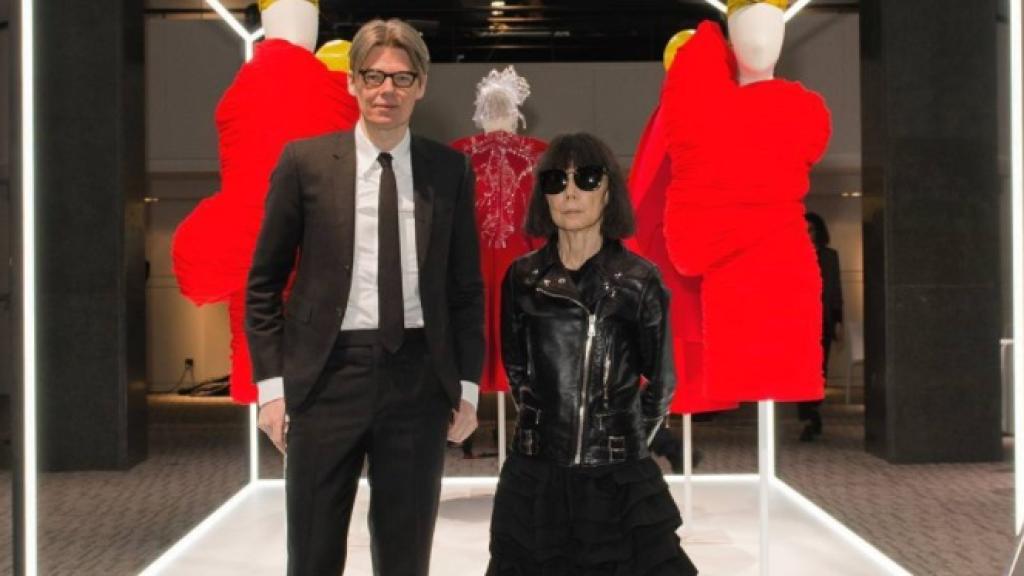 Rei Kawakubo con Andrew Bolton durante la presentación a prensa de la exposición. | Foto cortesía del MET.