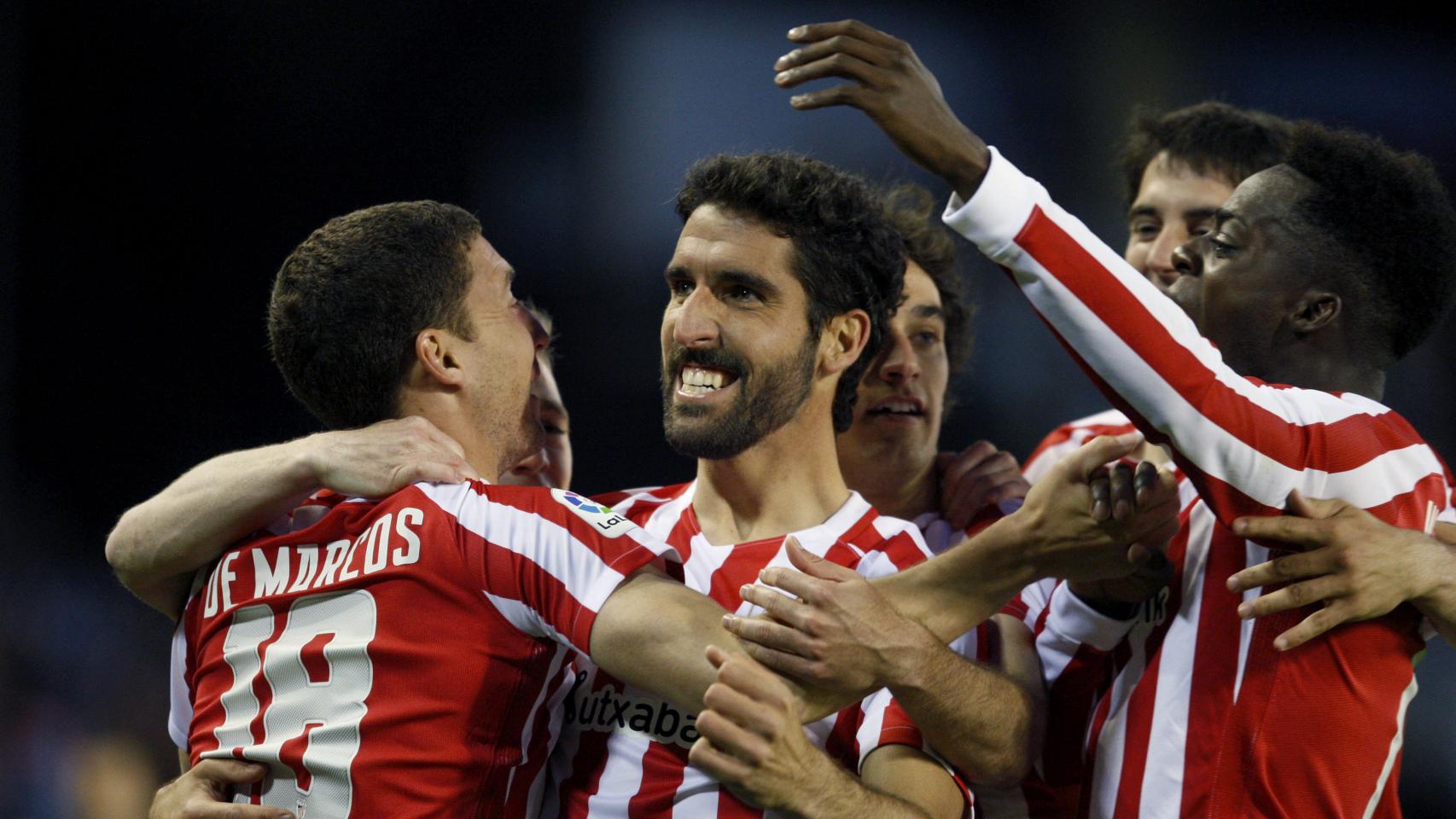 Raúl García celebra uno de sus goles con los compañeros.