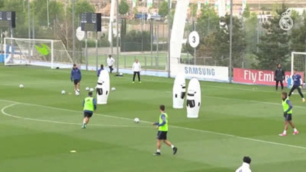 Asensio chutando durante el entrenamiento