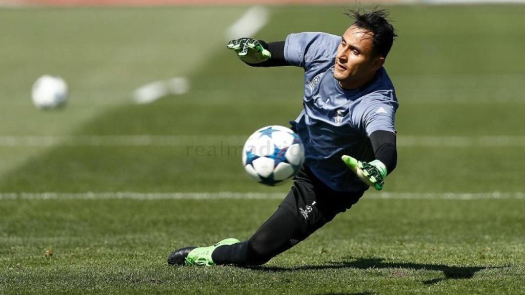 Keylor Navas para un balón