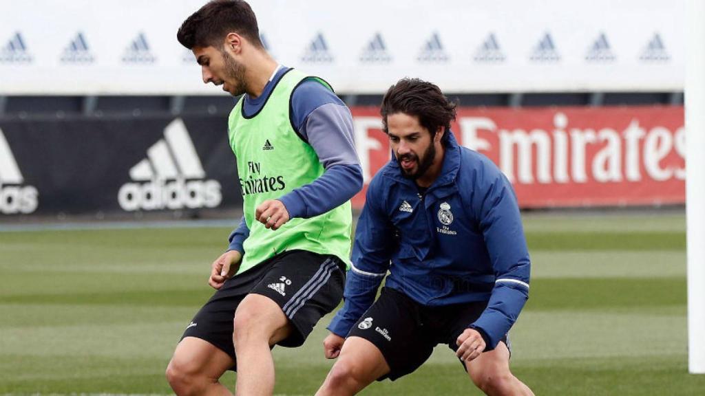 Isco intenta quitrle el esférico a Asensio