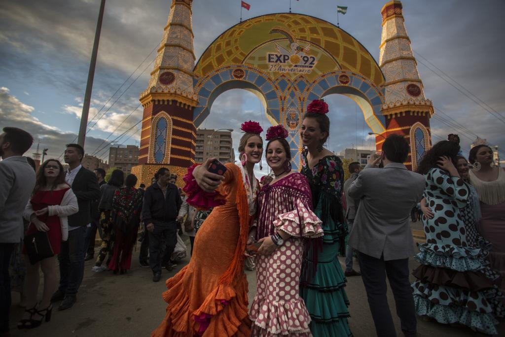 Muchas personas eligen la portada de la Feria como punto de encuentro con familiares y amigos.