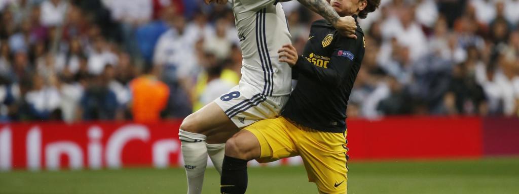 Kroos pelea con Griezmann por la pelota.