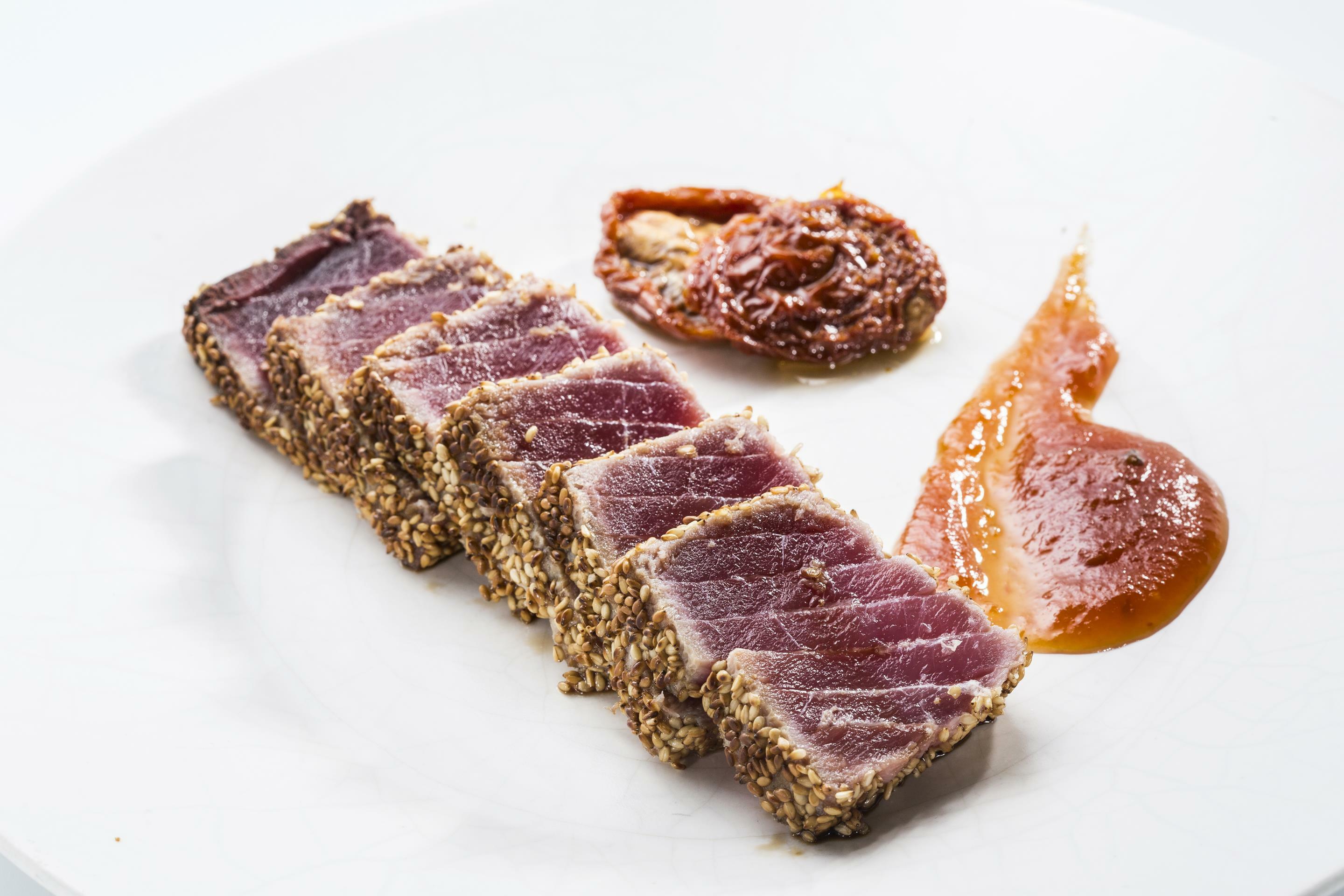 tataki_de_atun_con_duo_de_tomates