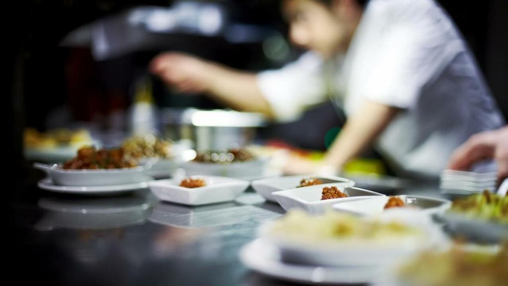 chef preparando platos
