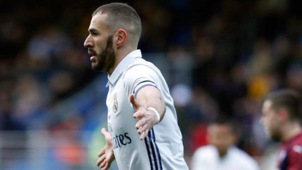 Benzema celebrando su gol ante el Eibar