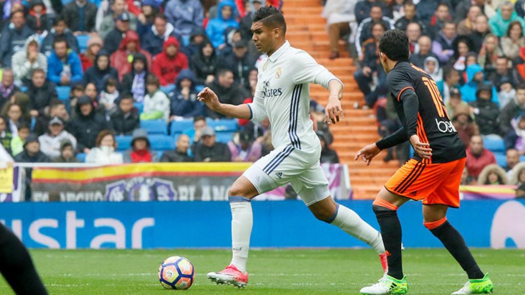Casemiro pasando el balón Fotógrafo: Manu Laya / El Bernabéu