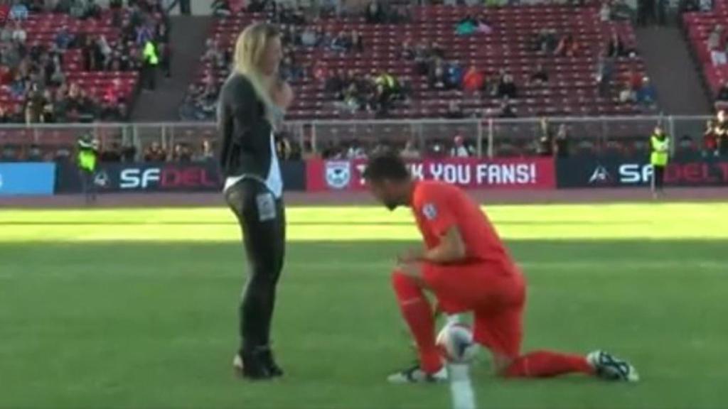 Romuald Peiser, arrodillado, le pide matrimonio a Taylor Lincoln Fuente: YouTube