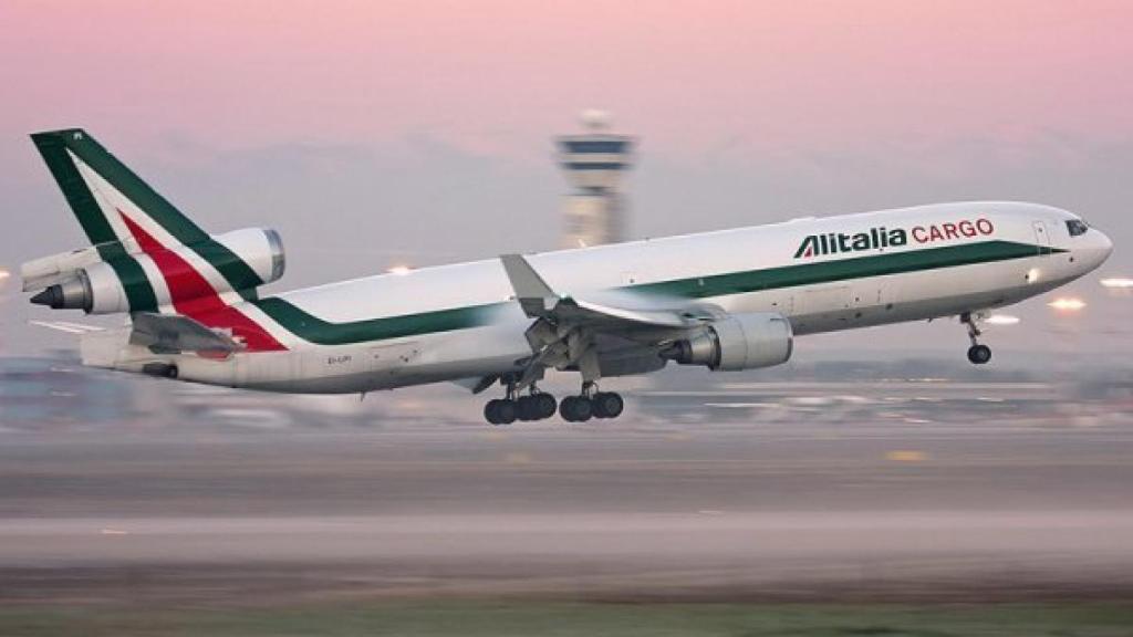 Vista del despegue de uno de los aviones de la aerolínea Alitalia.