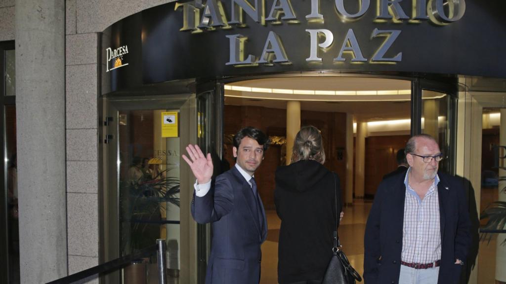 Miguel Palomo Danko en el tanatorio tras la muerte de su padre.