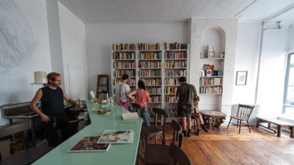 Libros y cerveza en Molasses.