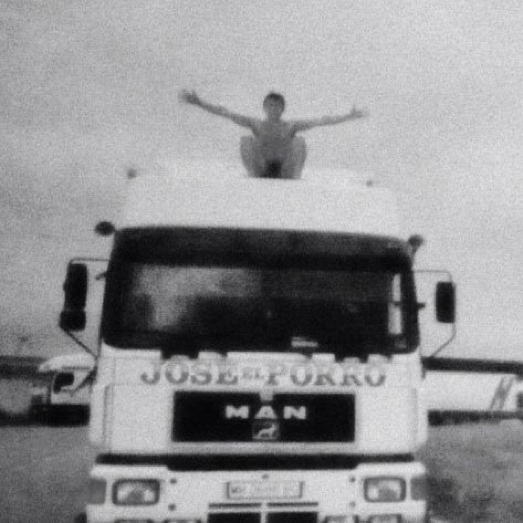 Un joven Juan Carlos en uno de los camiones con los que trabajaba.