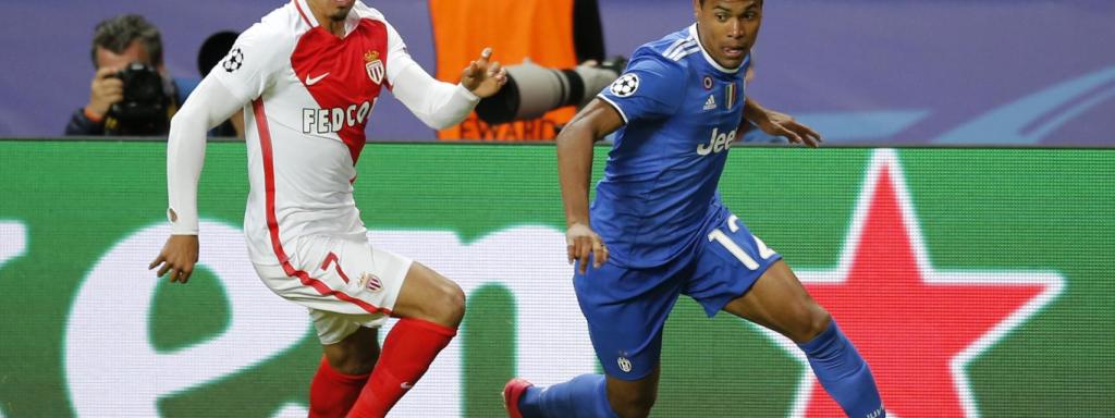 Didar y Sandro pelean por la pelota.