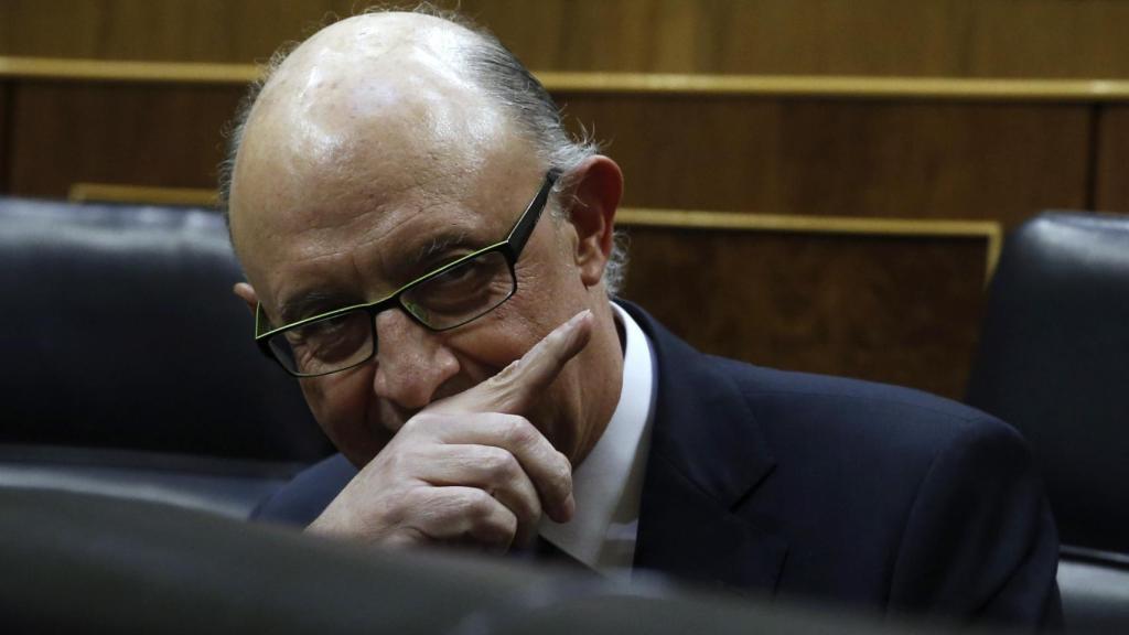 El ministro de Hacienda, Cristóbal Montoro, en el pleno del Congreso de las enmiendas a la totalidad del proyecto de PGE. EFE/Zipi