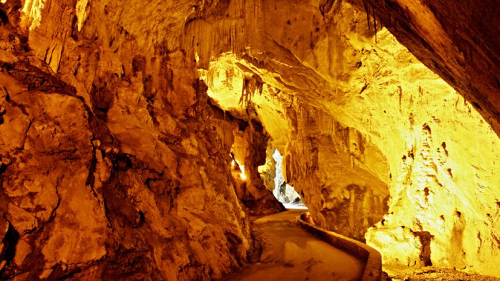 Interior de La Cuevona.