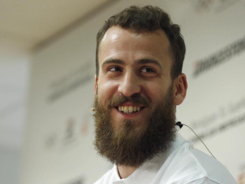 El Chacho sonríe en el primer acto público tras regresar a España.