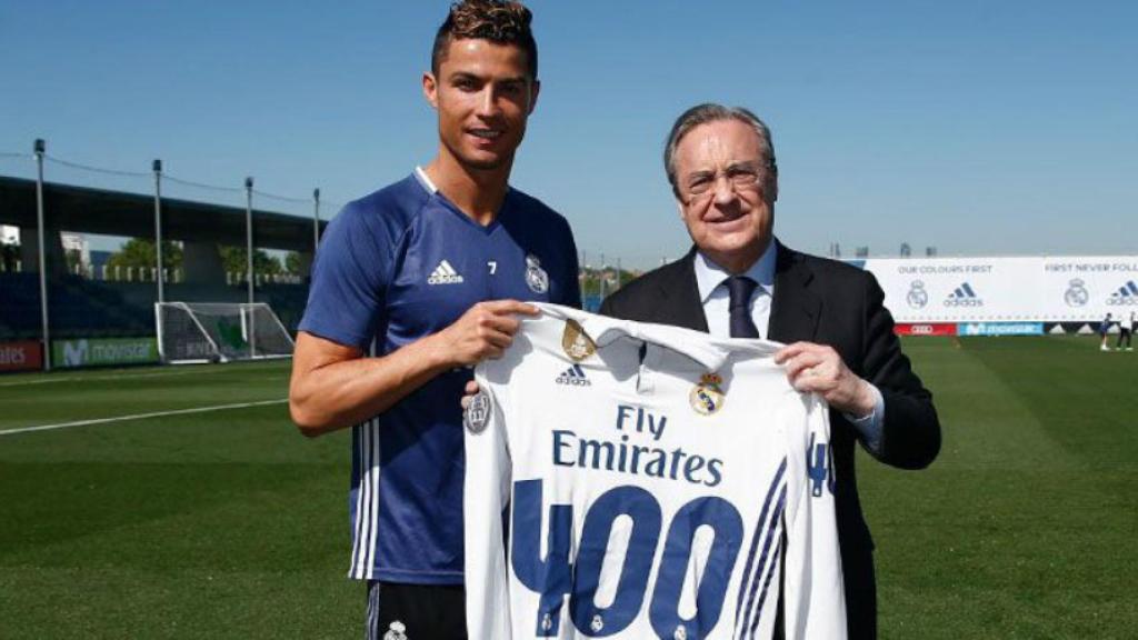 Florentino entrega a Cristiano un obsequio por sus 400 goles