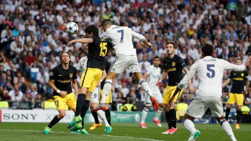 Cristiano marca de cabeza