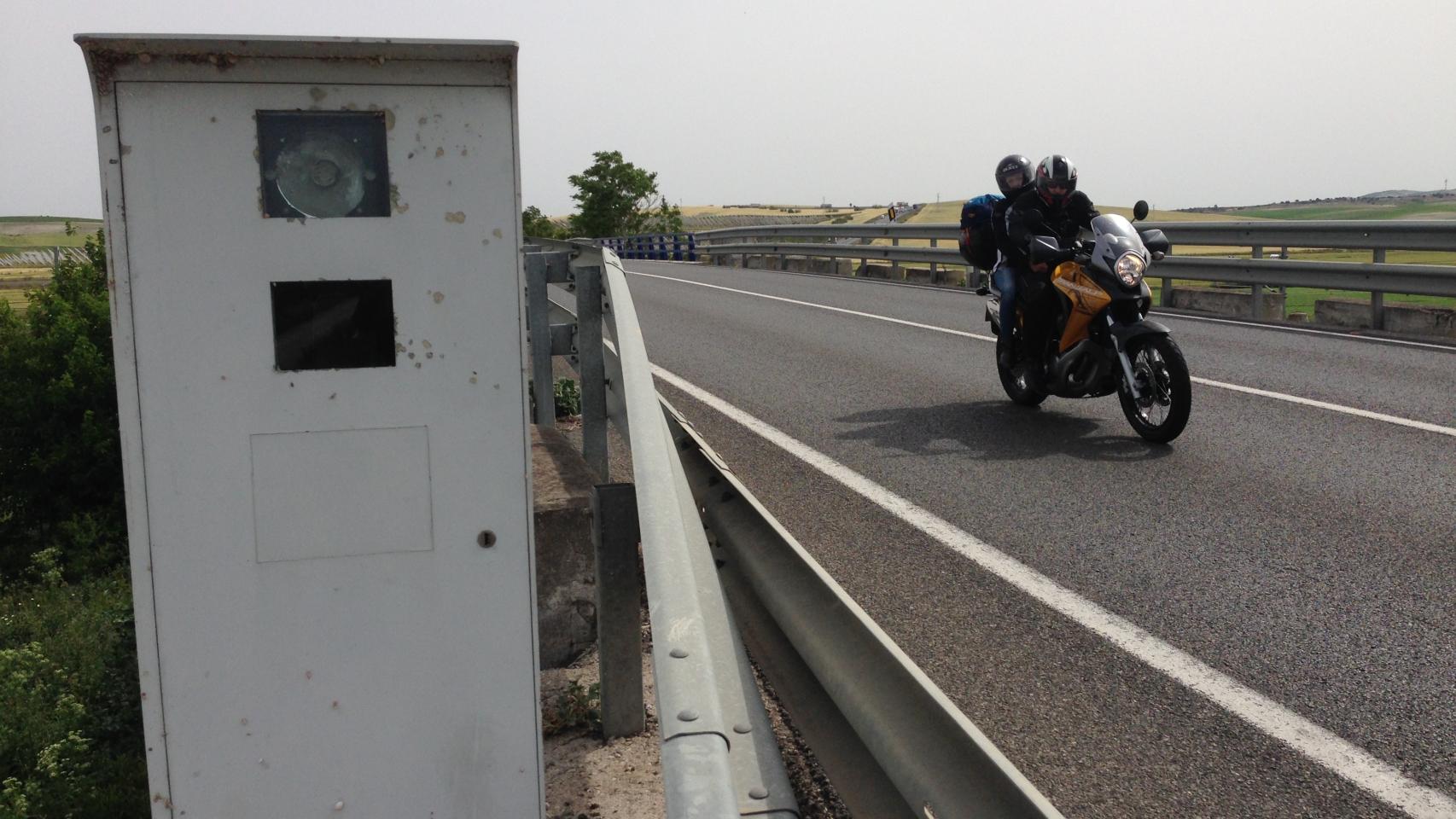 Una moto pasa por delante del temido radar de la N-IV a primera hora de este jueves.
