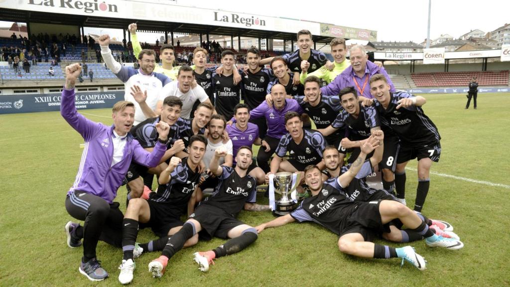 El Juvenil A del Real Madrid celebrando el título.