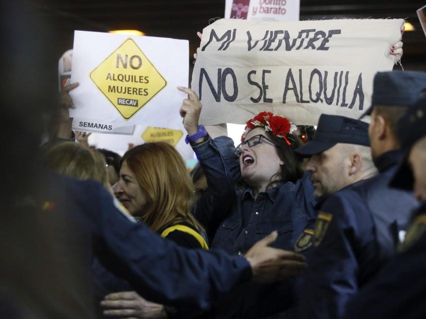 Protestas en la entrada de la feria