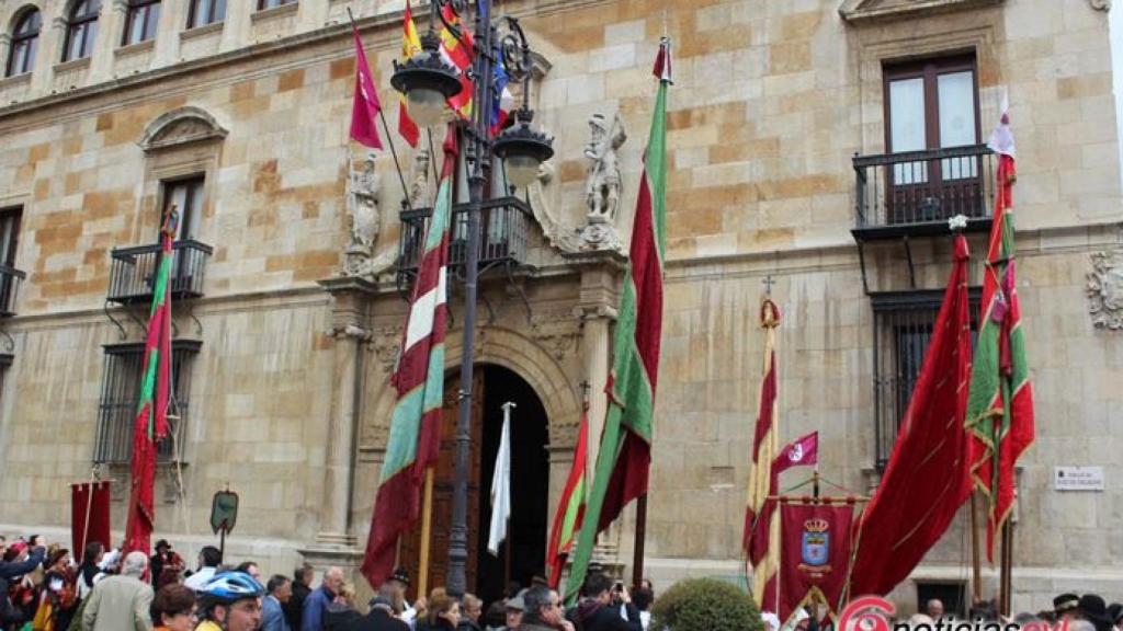 Foto 4.- Pendones en la fachada