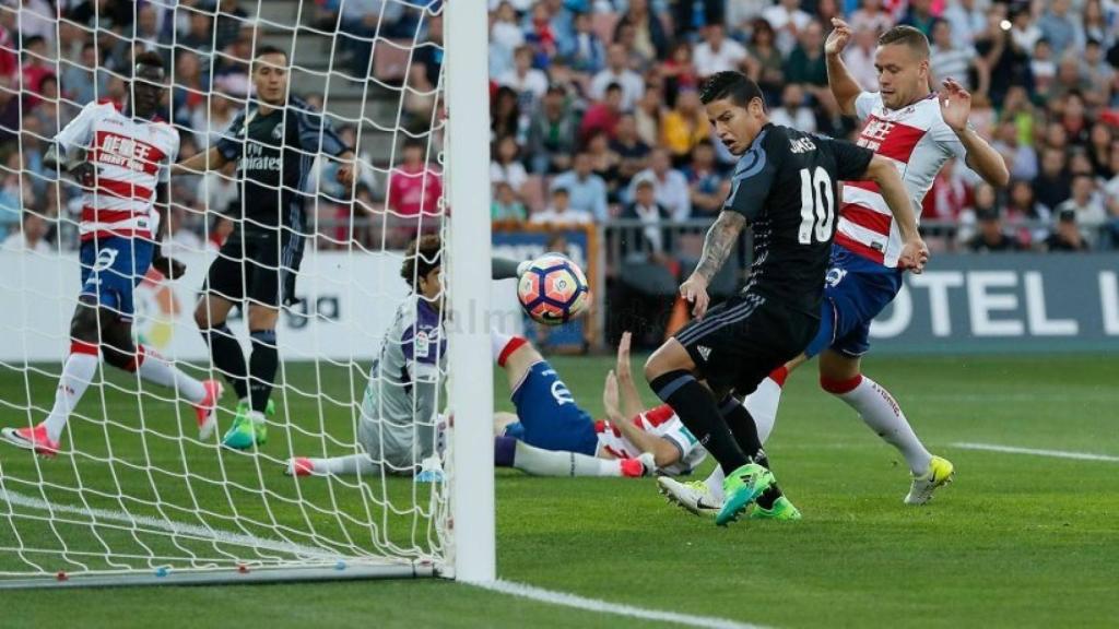 James remata a portería