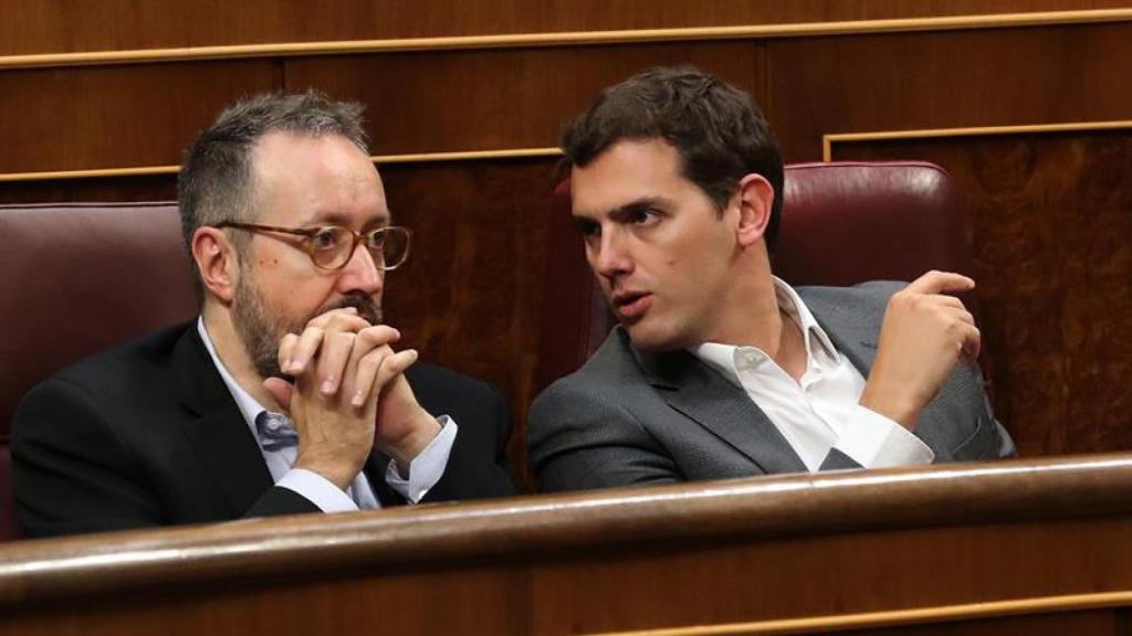 Rivera y Girauta dialogan en el Pleno sobre Presupuestos.