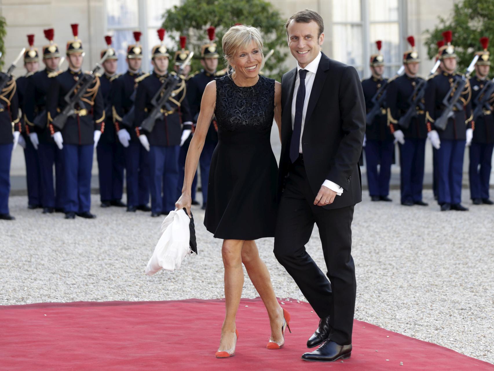 Emmanuel y Brigitte Macron a la entrada del Palacio del Elíseo en 2015.