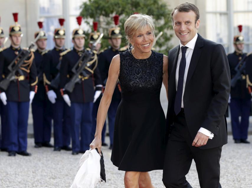 Emmanuel y Brigitte Macron a la entrada del Palacio del Elíseo en 2015.