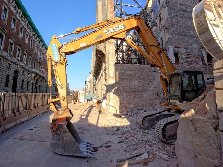 Las máquinas en plena acción sobre los edificios de Canalejas