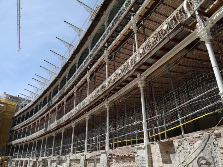 Galería principal interior del frontón Beti-Jai.