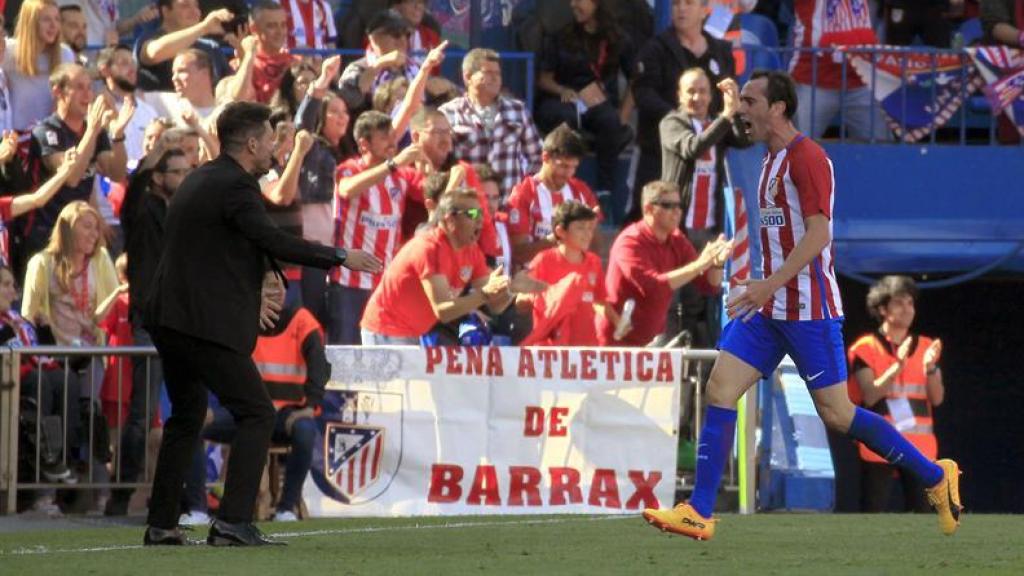 Godín y Simeone celebrando el gol del primero.