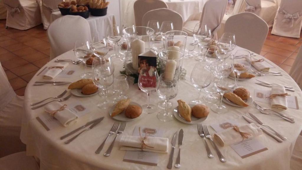 Mesa de la boda de Javier Maroto y Josemi Rodríguez con un cartel de Karina.