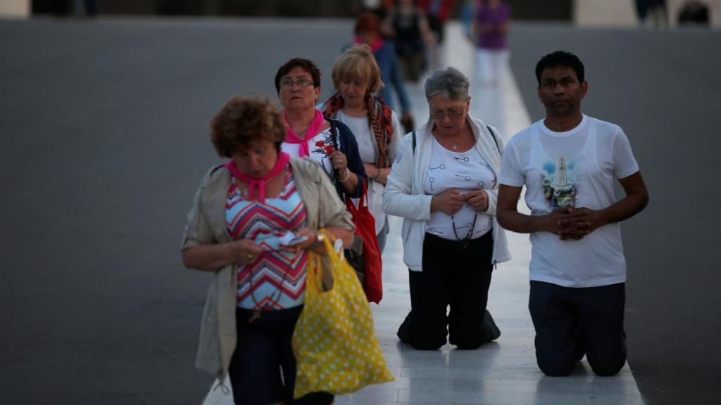 Peregrinos de rodillas este lunes en Fátima.